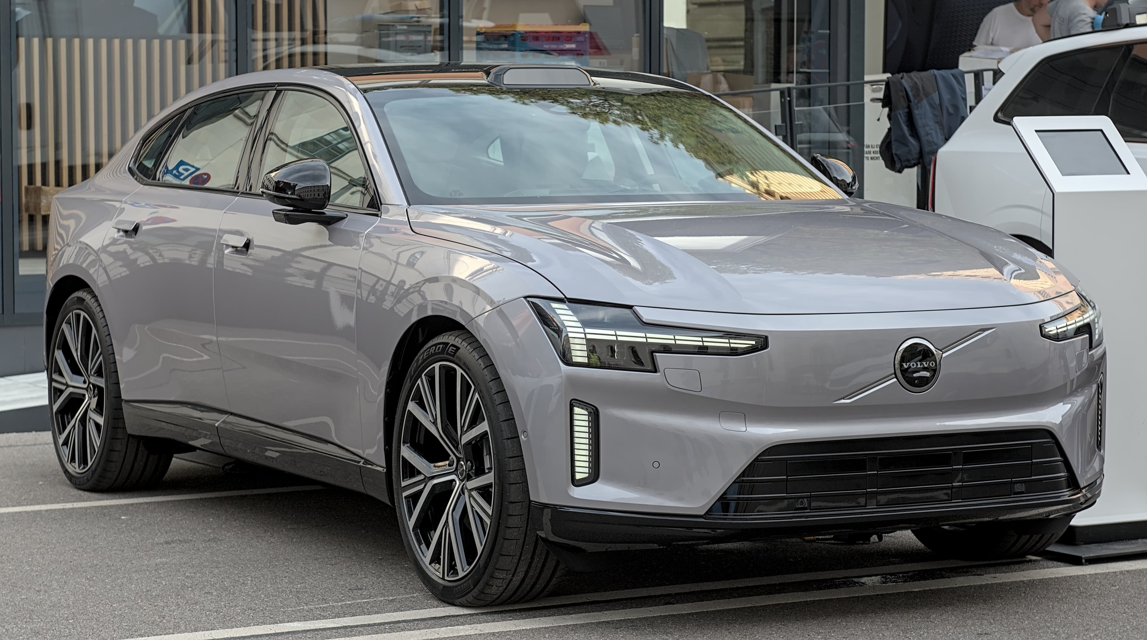 Geely to pilot 500 Wh/kg solid-state EV batteries in 2027, eyes Volvo