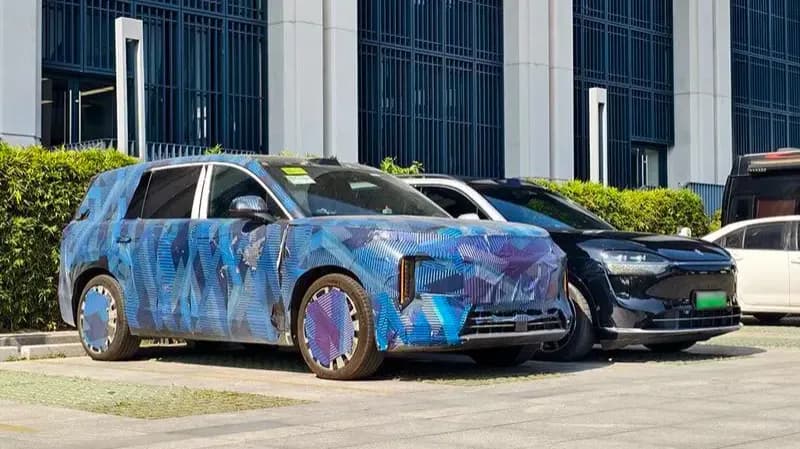 Camouflaged BYD Tang 9 appears to dwarf Huawei-backed AITO M9